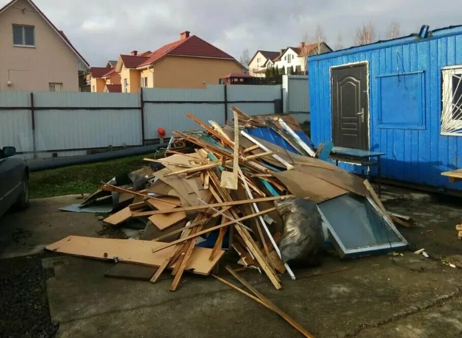 Вывоз строительного мусора с дачного участка. Вывоз дачного мусора. Вывоз мусора с дачного участка. Строительный мусор. Вывоз мусора с дачи.