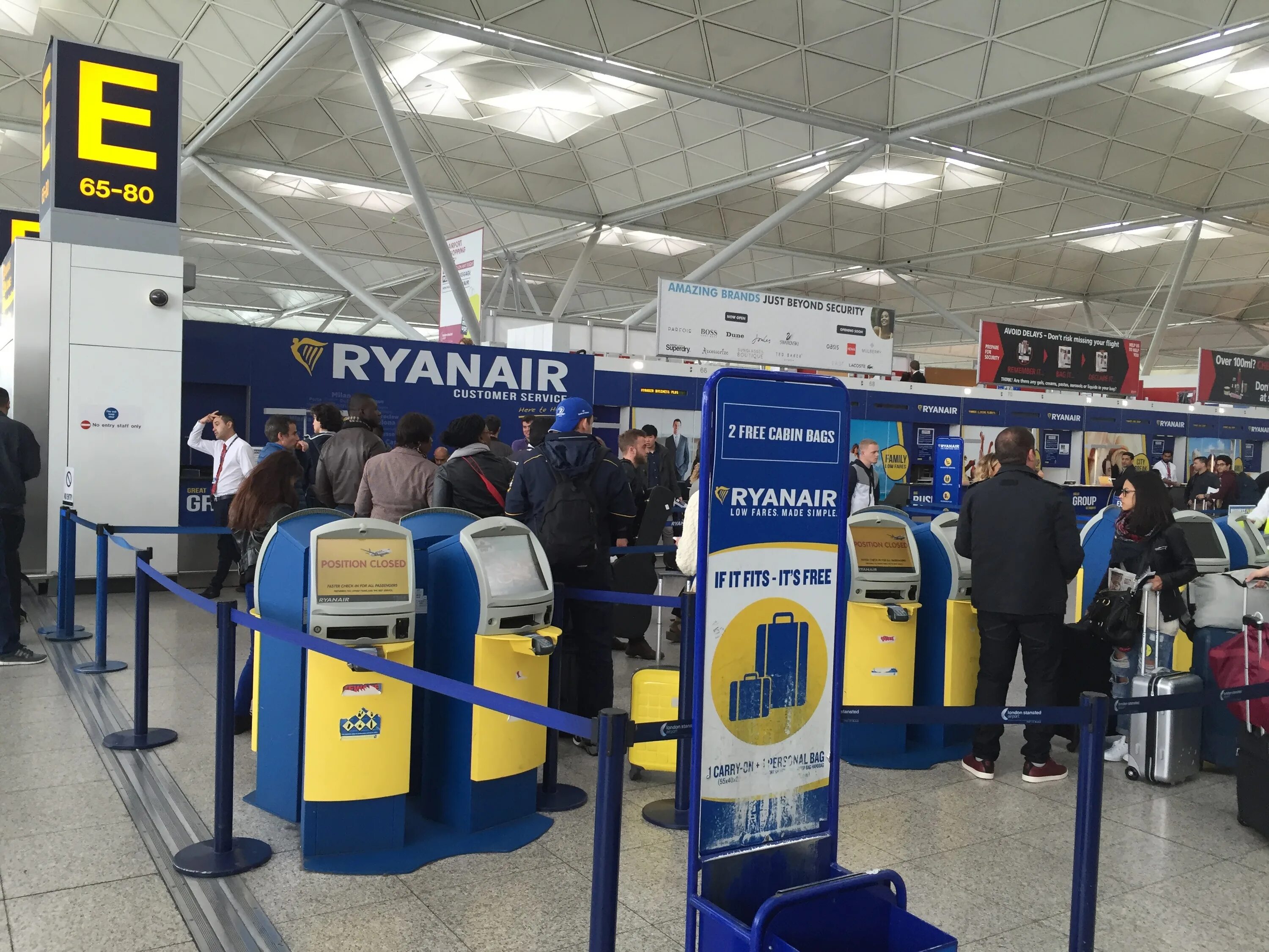 Калибратор Ryanair. Ryanair ручная кладь 2022. Ryanair стойка регистрации. Райнэйр багаж.