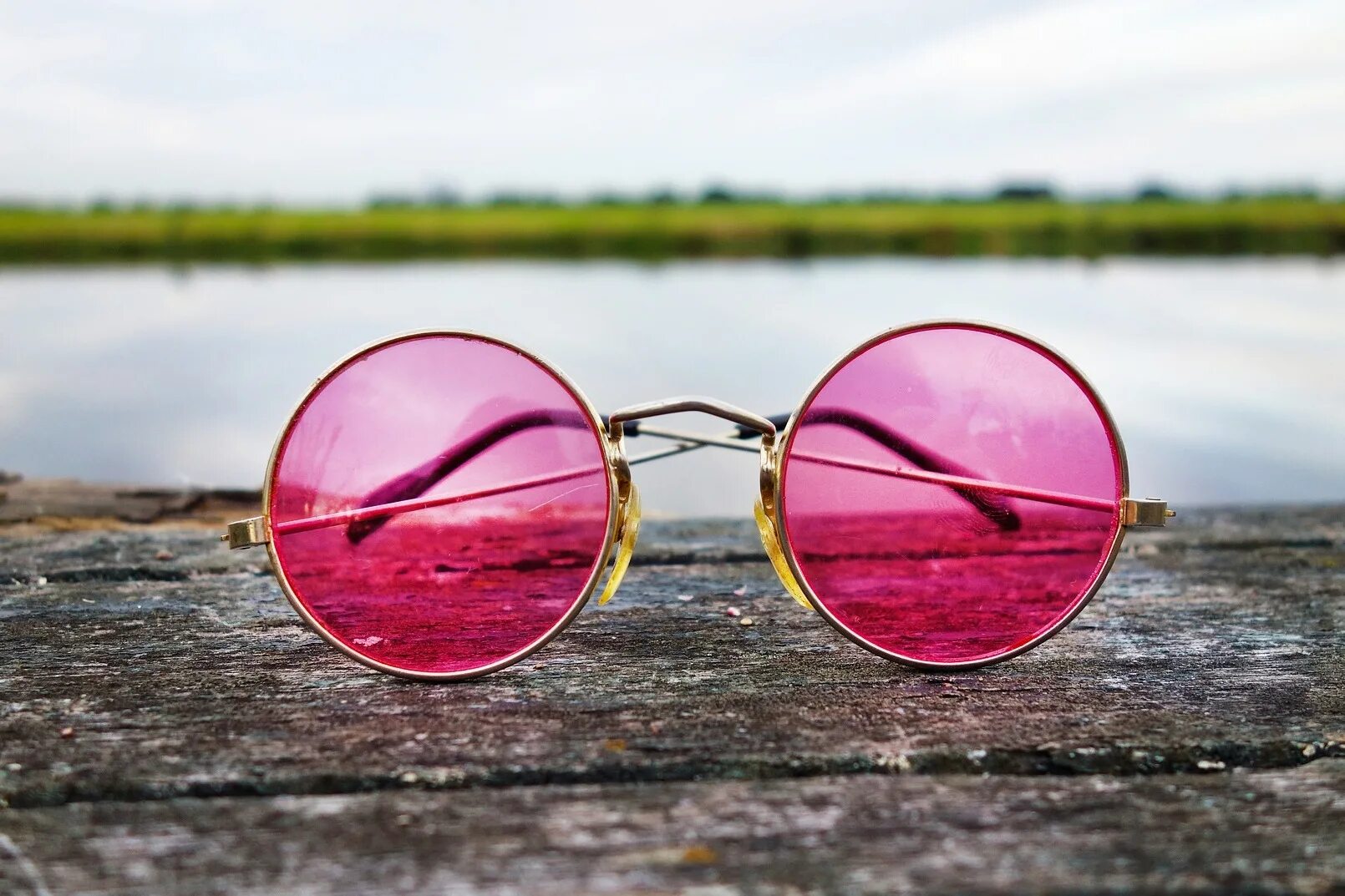Розовые очки Джон Леннон. Розовые солнцезащитные очки. Сквозь розовые очки. Стильные розовые очки.