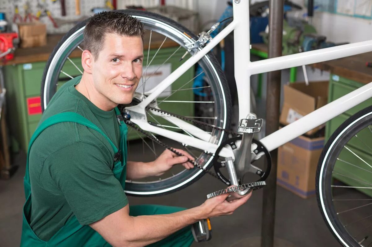 Где ремонтируют велосипеды. Починка велосипеда. Механик чинит велосипед. Ремонт велосипедов. Обслуживание велосипеда.