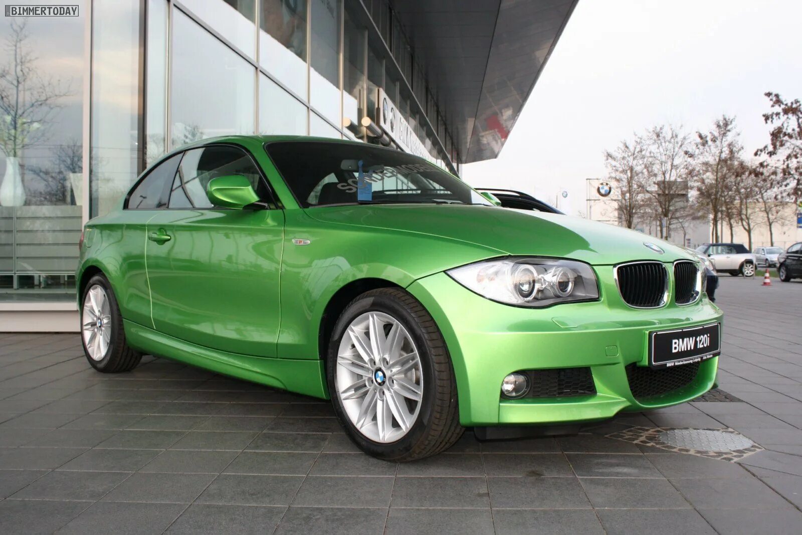 BMW 1 Green. BMW зеленый металлик. БМВ 120 кузов зелёный. БМВ 3 е90 цвет зеленый металлик.