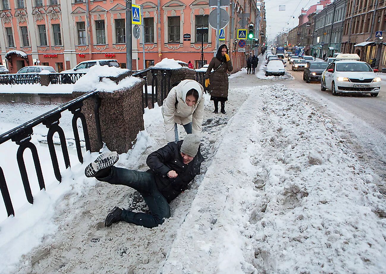 Люди зимой на улице. Санкт-Петербург гололед. Люди в Питере зимой. Гололед в Петербурге. На город вечер упадет ледяной