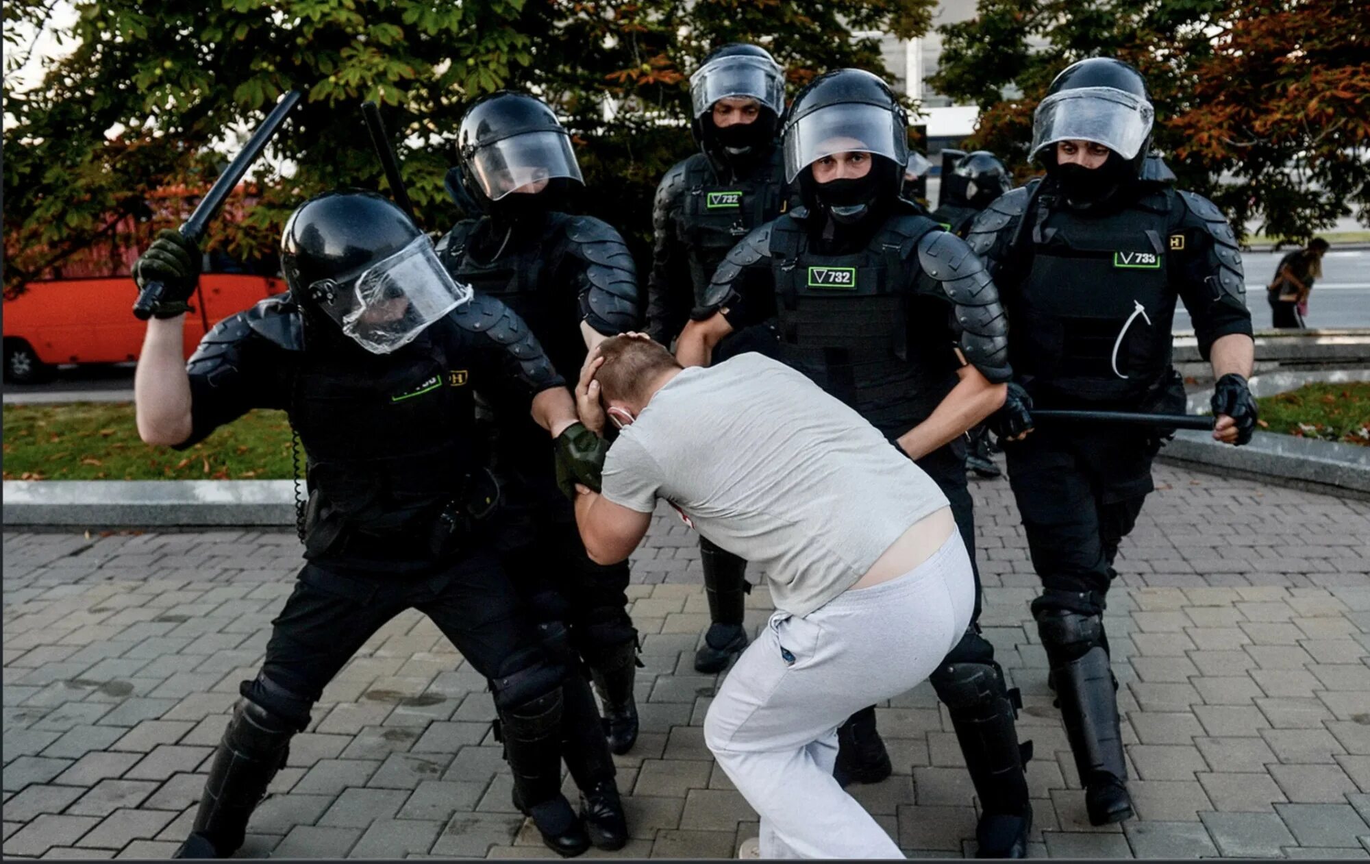 Беларусь 2020 протесты ОМОН. ОМОН митинги Беларусь 2020. Избить дубинкой