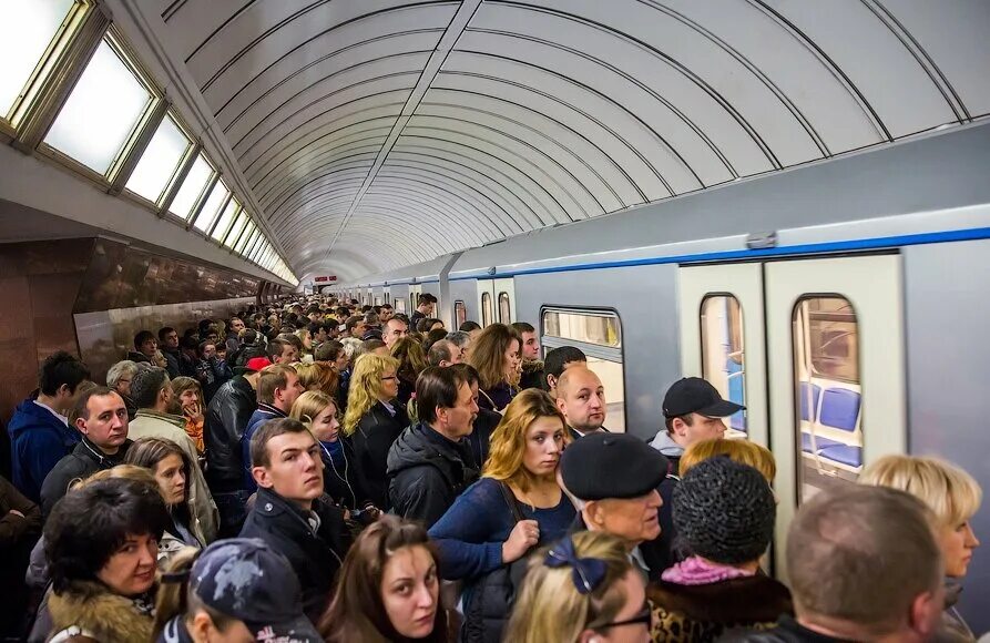 Толпа людей в метро. Переполненный вагон метро. Толпа в метро Москвы. Люди в метро. Много людей в метро