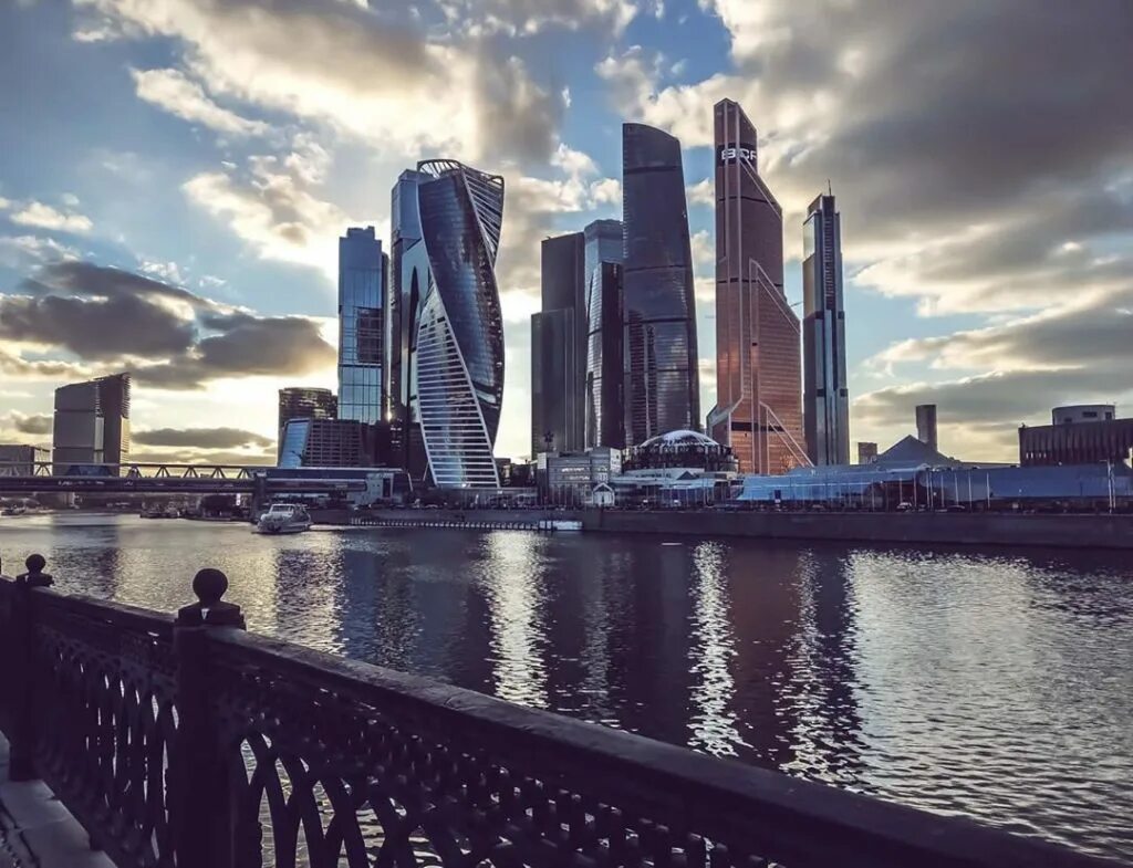 Москва сити фото людей. Смотровая Москва-Сити 360. Смотровая площадка на Москва Сити на набережной. Москва Сити 2003. Москва Сити 2023.