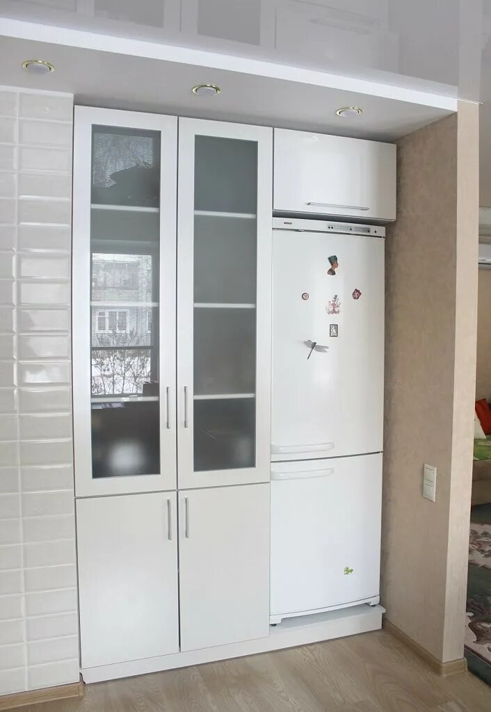 Как можно закрыть холодильник. Шкаф наикухне встроенный. Холодильник встроенный в шкаф. Встроенный шкаф на кухне. Кухонный шкаф под встроенный холодильник.