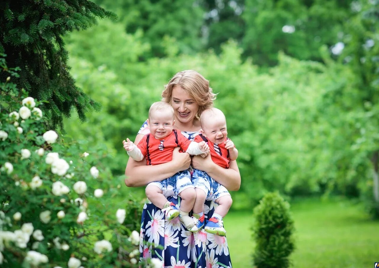 мамы близнецы. дети двойняшки. мама с близнецами. мамы близнецы. мать с ребенком.