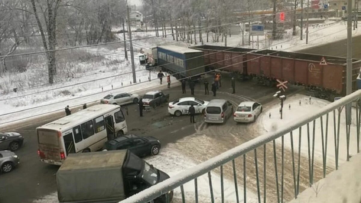 Авария на жд переезде ярославль. Авария на проспекте октября Ярославль сегодня. Пробка из поездов. Авария на Московском проспекте Ярославль сейчас. Ярославль, 16.10.22 проспект Дзержинского ДТП.