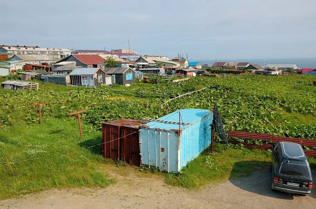 Южно курильск купить. Кунашир Южно Курильск. Остров Кунашир горячий пляж Южно Курильск. Головнино Кунашир. Село Отрадное Кунашир.