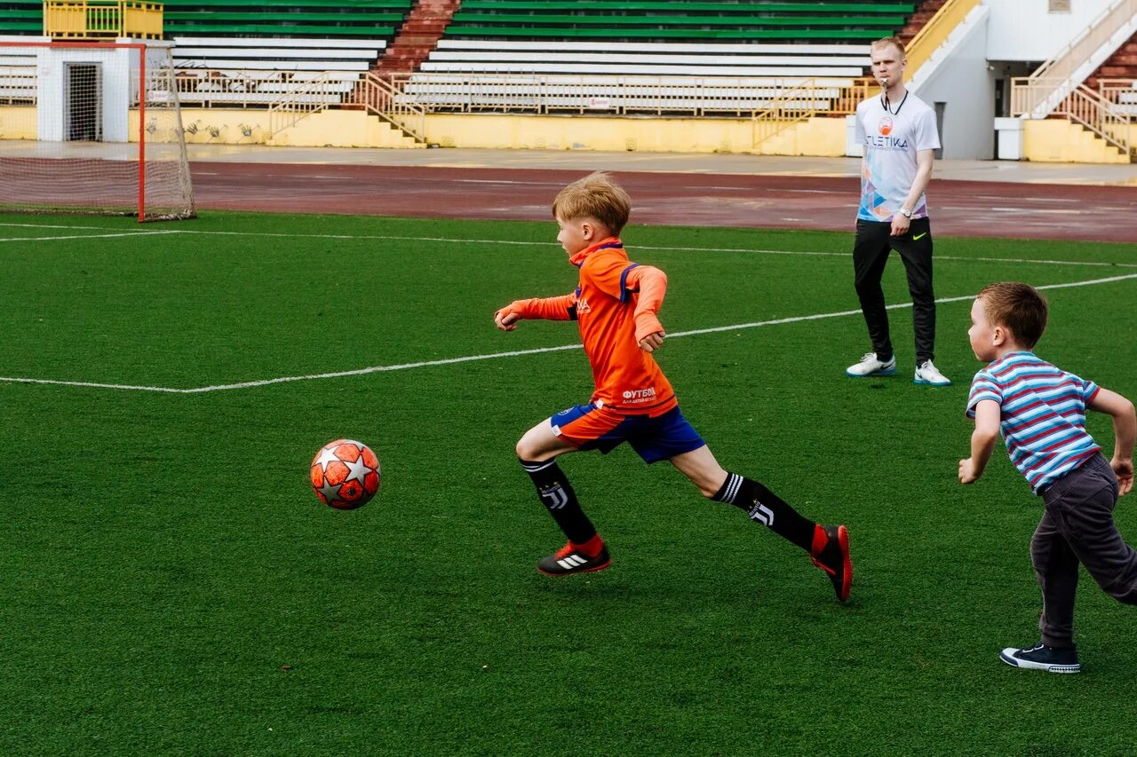 Football school. Футбол в школе. Школа футбола для детей. Футбол для школьников. Детская школа по футболу.