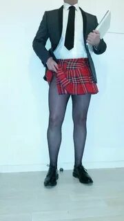 Қыз өзінің кискасын көрсетеді