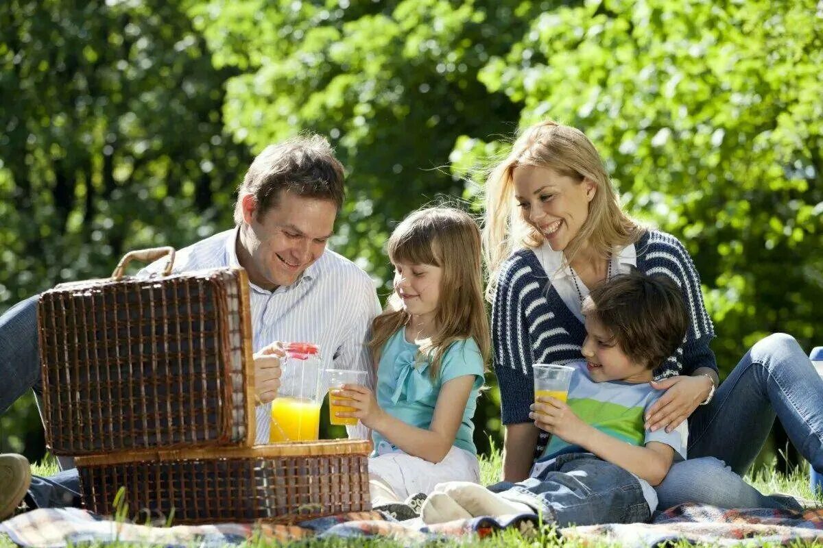 Пикник на природе. Семья на пикнике. Пикник с семьей на природе. Родители с детьми на природе.