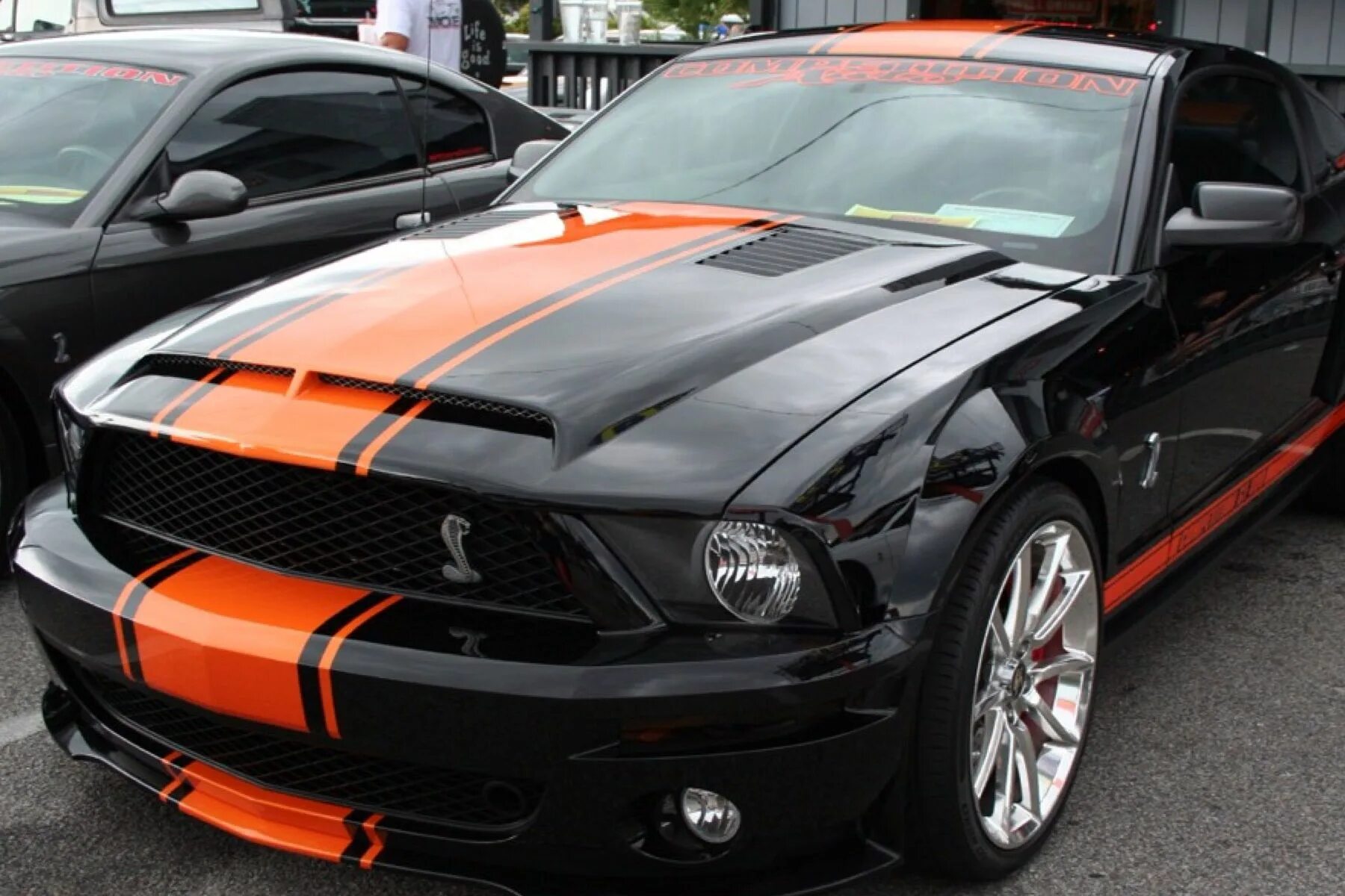 Ford Mustang Shelby gt500 оранжевый. Форд Мустанг черный. Форд Мустанг 2005 оранжевый. Мустанг gt500 Cobra. Машина с черными полосками
