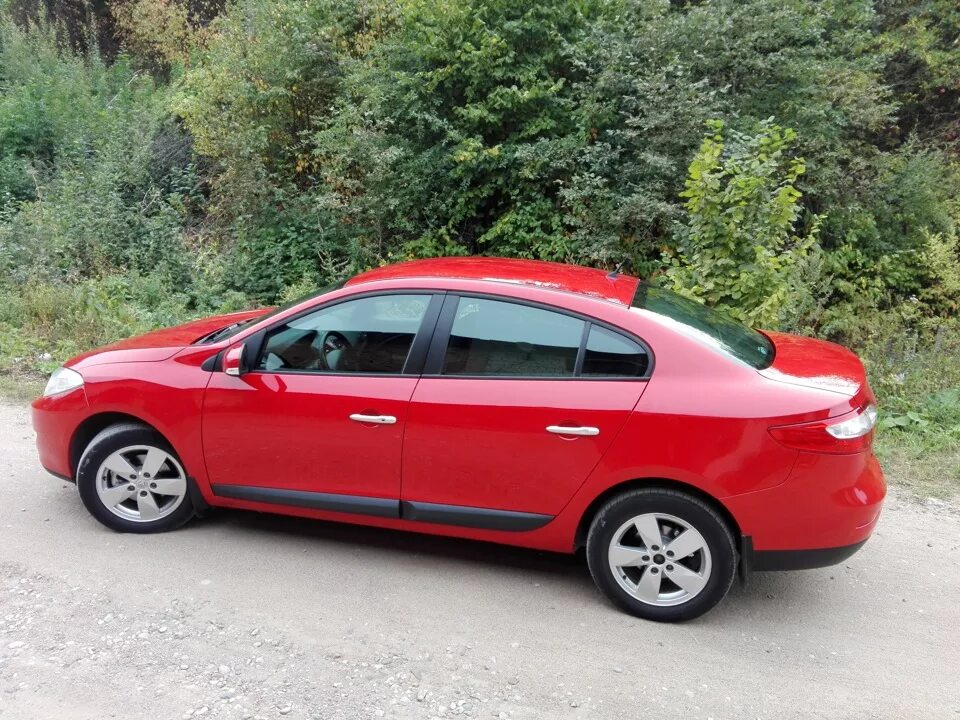 Renault Fluence Red. Renault Fluence красный. Рено Флюенс 2010 красная. Рено Флюенс Вишневая. Оцинкован ли кузов рено