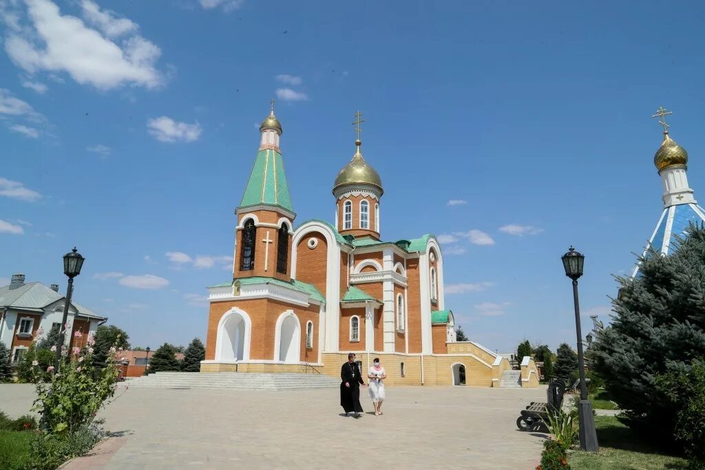 Погода в кировском районе астраханской области. Село красный Яр Астраханская область. Мечеть красный Яр Астраханская область. Церковь красный Яр Астраханская область. Красный Яр Астраханская область памятник.