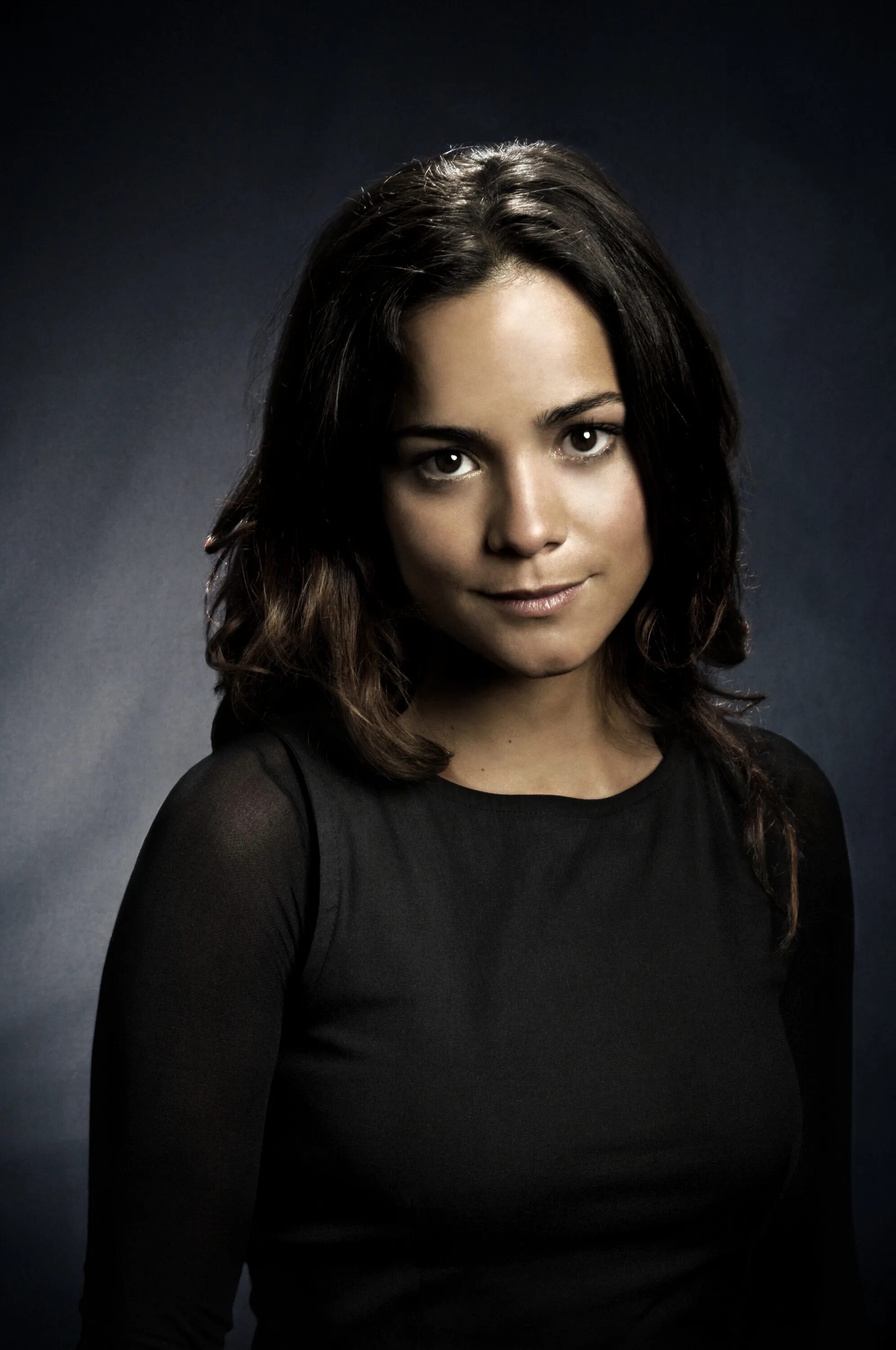 Alice braga. алиса в стране кошмаров зонт. алиса включись алиса. алиса известные люди. алиса (голосовой помощник).