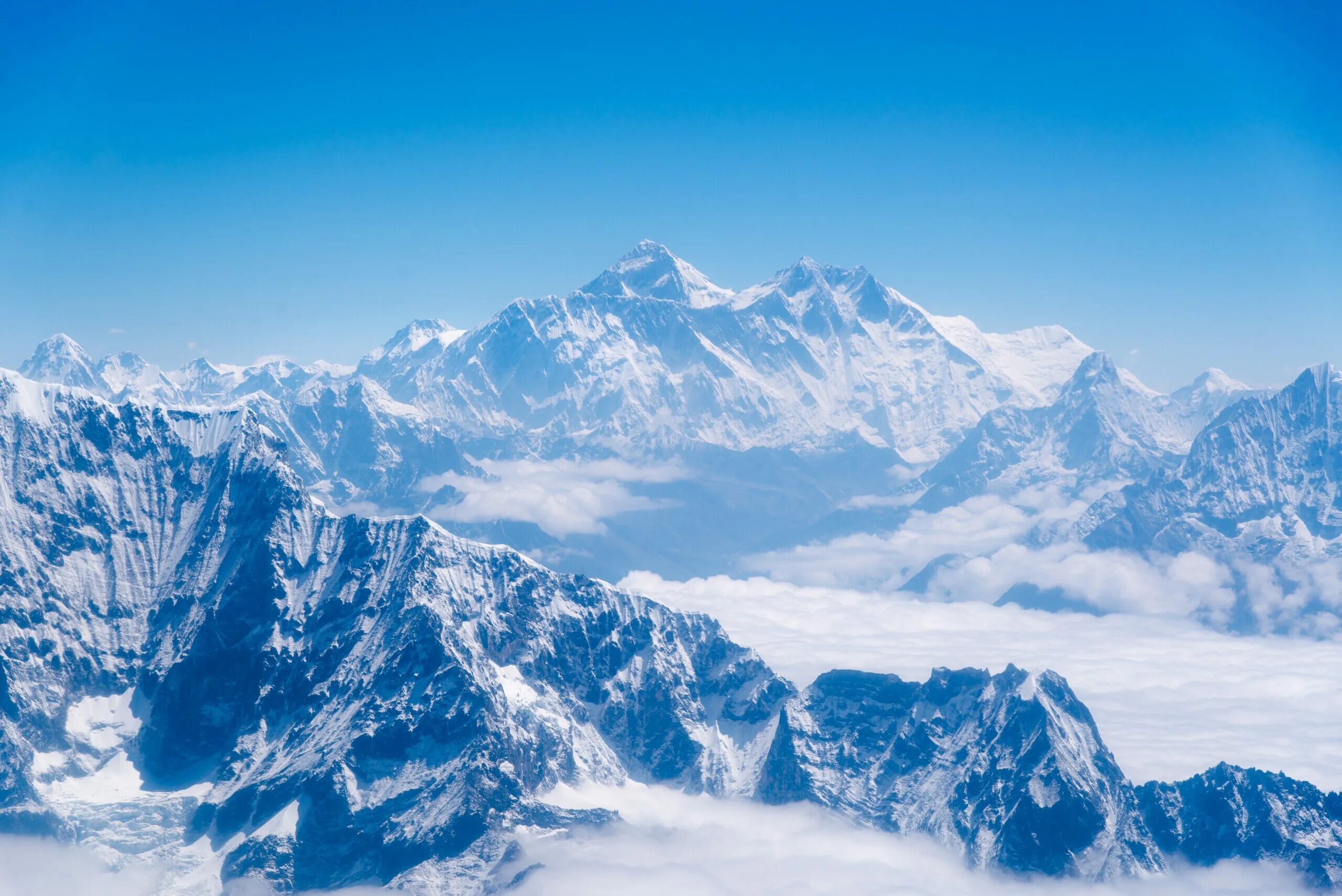 Mount everest is high in the world. Джомолунгма (Гималаи) - 8848. Гора Эверест 8848 м. Баннер горы. Заснеженные горы с высоты.