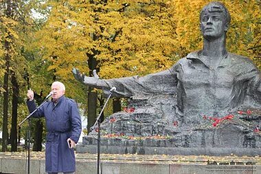 Памятники Есенину в Рязанской области. Памятник Сергея Есенина в Рязани. Памятник Есенину в Константиново. Рязань памятник Есенину на набережной. Врач есенина рязань