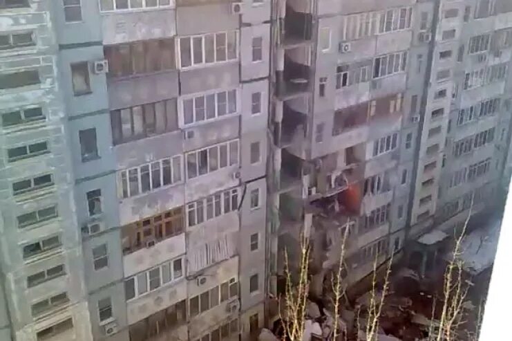 в каждом подъезде девятиэтажного дома. квартира в многоквартирном доме. план фасад разрез многоэтажного здания. подъезд пятиэтажки. старый лифт в подъезде.