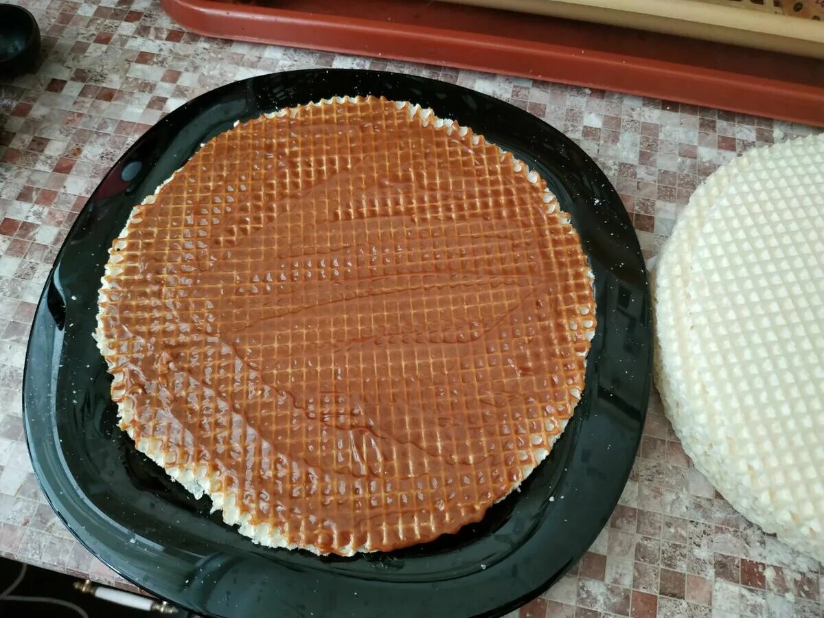 Вафельные коржи со сгущенкой. Торт из вафельных коржей со сгущенкой. готовый вафельный корж со сгущенкой. вафельный торт со сгущенкой из готовых коржей.