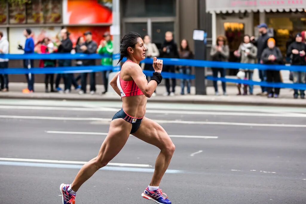 Марафон бег. Женщина бежит. Профессиональная бегунья. Профессиональный бег. Марафон атлетик