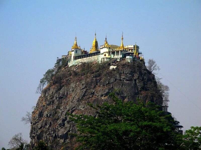 Самый крупный монастырь в европе. Храм Таунг калат. Храм Таунг калат, Мьянма.. Монастырь Гуанмин. Таунг калат монастырь кратко.