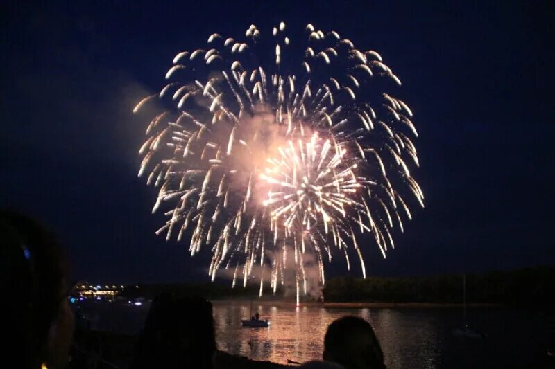 место для запуска фейерверков. запуск фейерверков. на омск фейерверк есть. люди запускают фейерверки на новый год. можно сегодня запускать салют.