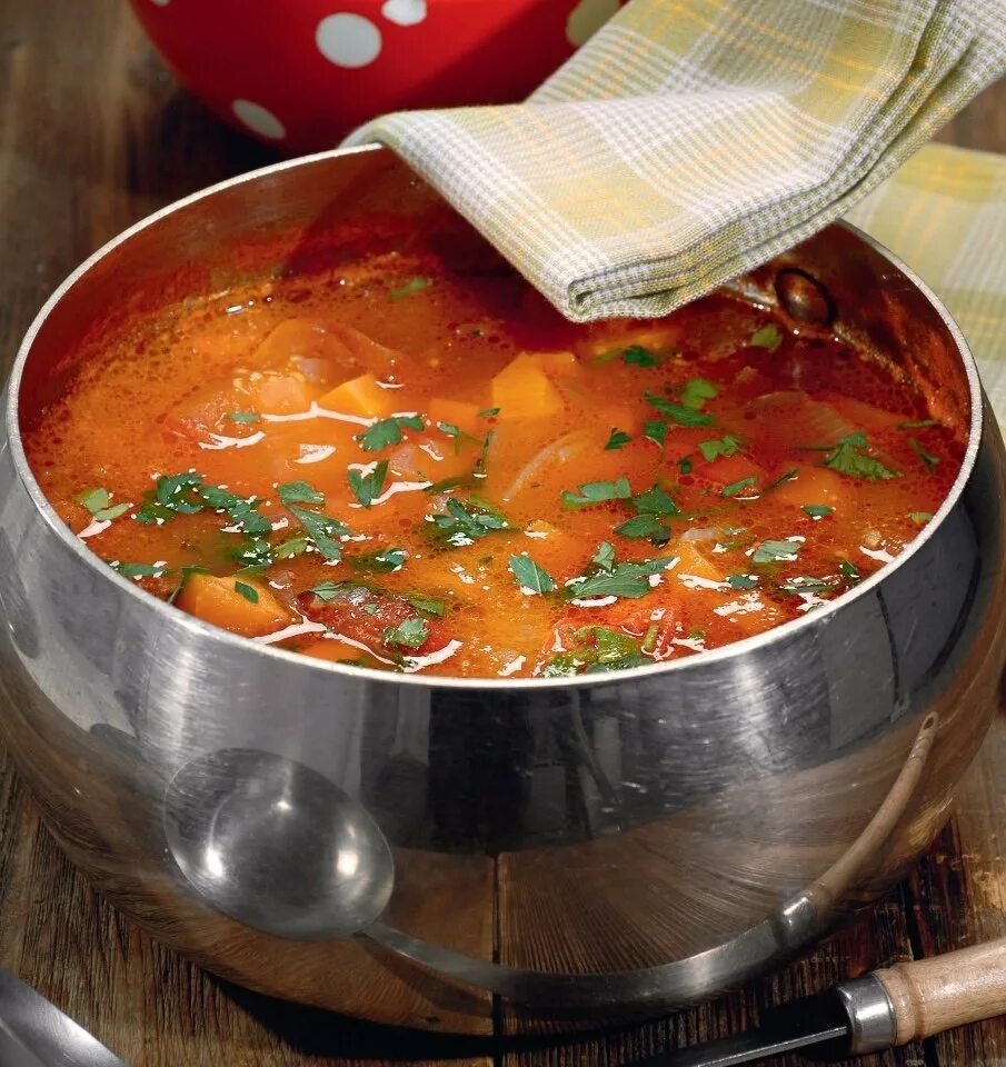 Рецепт приготовления первых блюд. Суп с помидорами. Суп с солеными помидорами. Томатный суп с колбасками. Овощной суп с томатами.