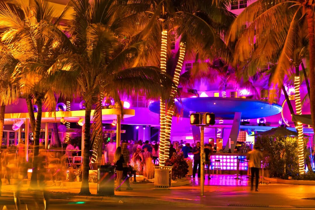 Майами Бич ночью. Маями Бич ночная жизнь. Пляж Майами Бич бар. Бар на пляже Майами.
