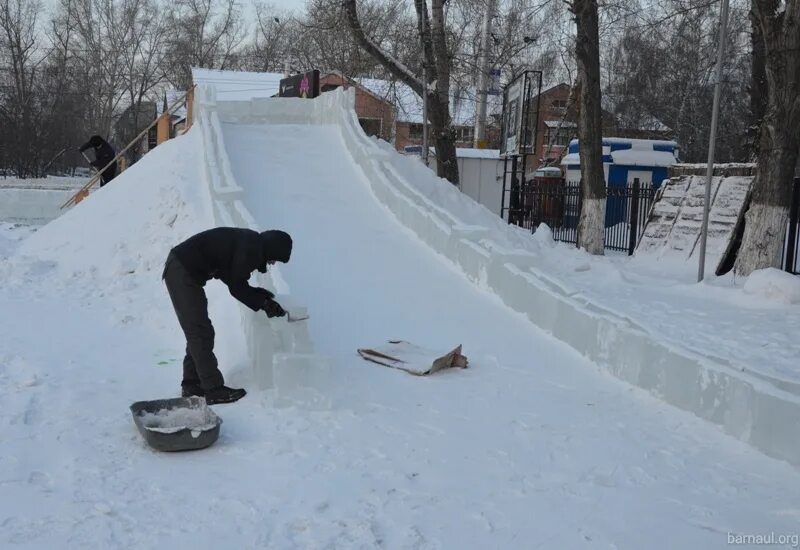 снежные горки во дворе. горка из снега. снежная горка. горка из снега во дворе. ледяная горка на даче.