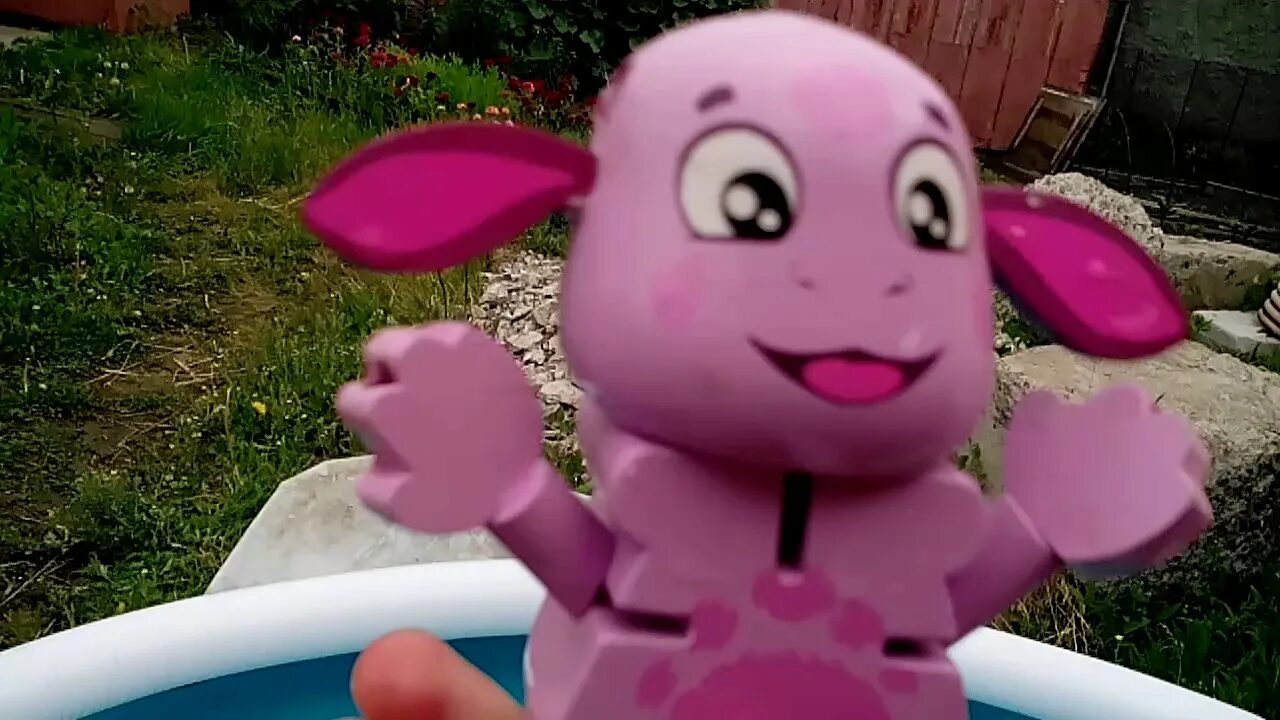 Голова лунтика. Лунтик прятки. Уши лунтика. Лунтик на белом фоне. Лунтик уши.