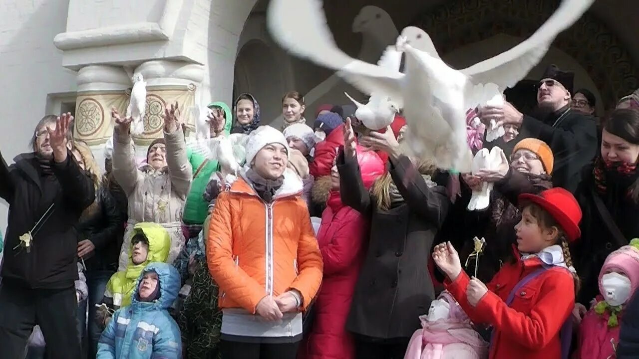 На волю птичку выпускаю при светлом празднике. Выпускают голубей на Благовещение. Благовещение выпускают птиц. Выпуск голубей на Благовещение. Выпускают голубей в праздник.