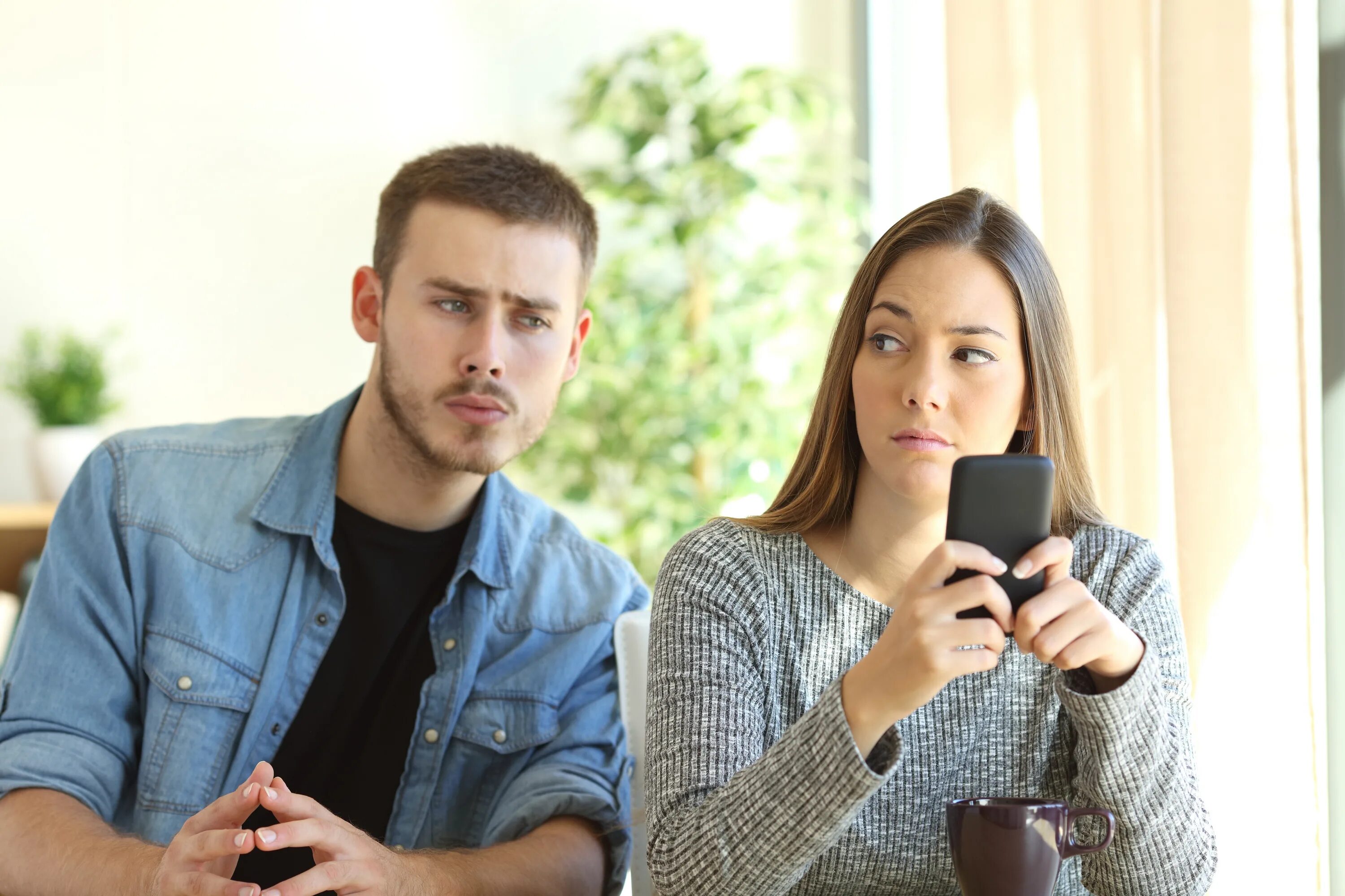 Husbands phone. Следит за парнем. Мужчина следит за девушкой. Девушка следит за парнем. Девушка следит за девушкой.