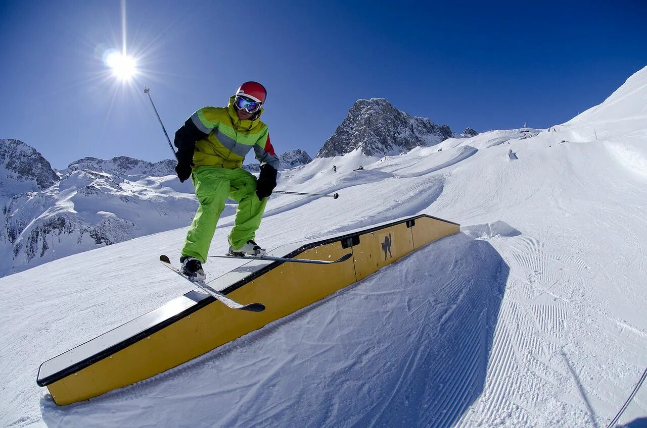 Горнолыжка в Швейцарии. Швейцария Альпы горнолыжные курорты. Альпы Швейцария лыжи. Швейцария лыжные курорты. Alps ski skiing
