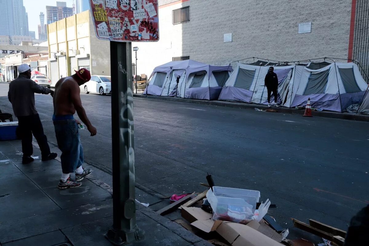 Лос анджелес бомжи. Район скид Роу в Лос-Анджелесе. Район Skid Row в Лос-Анджелесе. Скид Роу улица в Лос Анджелесе. Неблгополучный район в лосанджелеск.