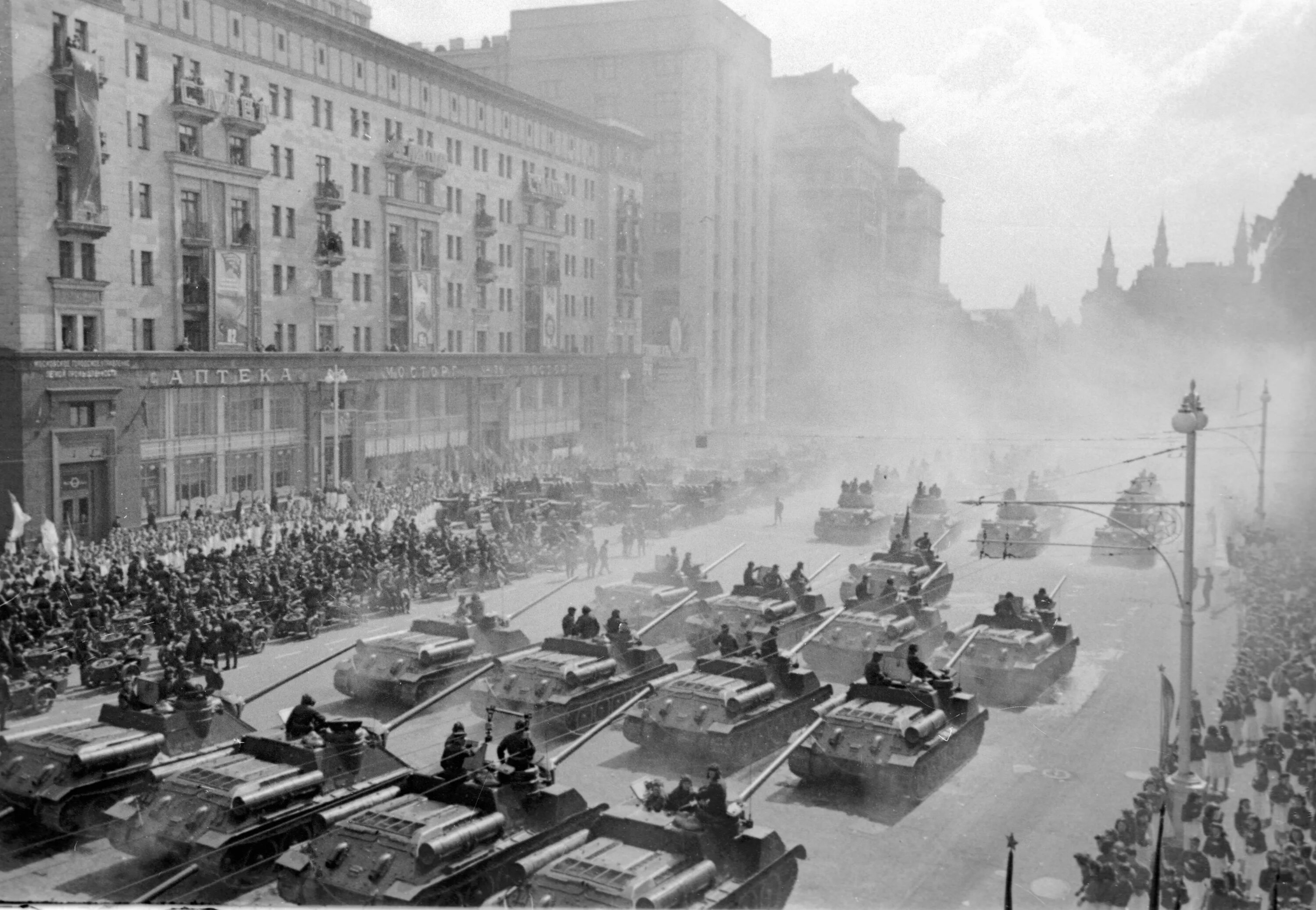 7 великих побед великой отечественной войны. 24 Июня парад Победы в Москве 1945. Парад 9 мая 1945 года на красной площади. Парад 24 июня 1945 года в Москве на красной площади.