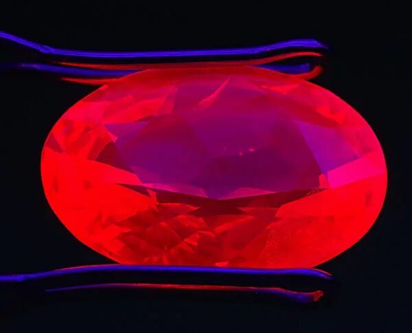 Светящаяся галька. Флюоресценция флюорита. Светящиеся камни. Флуоресценция минералов. Краска светящаяся в темноте.