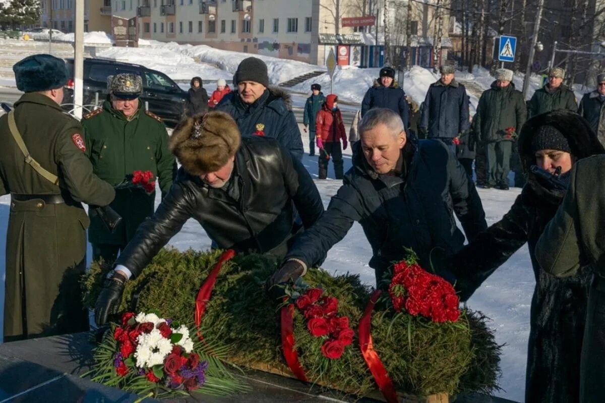 Новости с фронта 25.02 2024. Мемориал Скорбящий воин Сыктывкар. Возложение цветов к Вечному огню Сыктывкар. Чебоксары возложение цветов к Вечному огню 23.02 2023 г.. Возложение цветов 23 февраля.