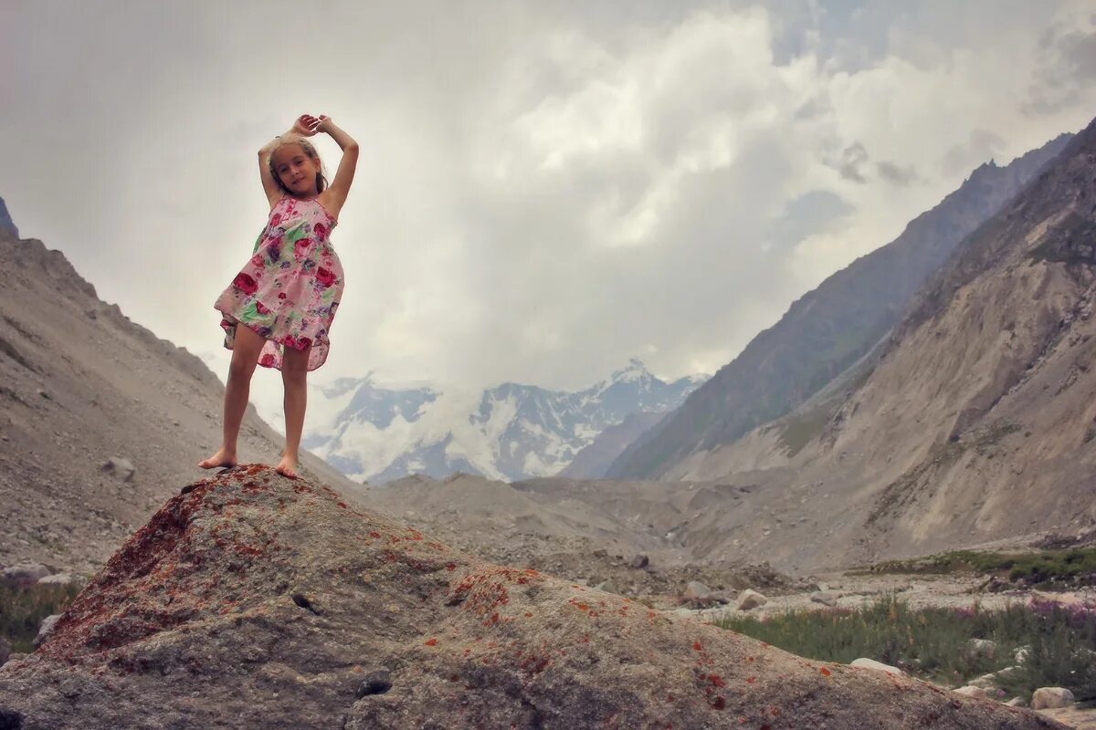 Mountain child. Фотосессия в горах с детьми. Детям о горе. Фотосессия в горах в платье летом. Горы для детей.