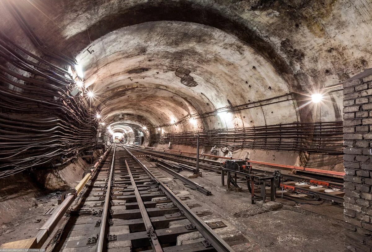 Метро тоннель подземелье Московского метрополитена. Метро Тбилиси туннель. Катакомбы Московского метро. Подземные тоннели Москвы.