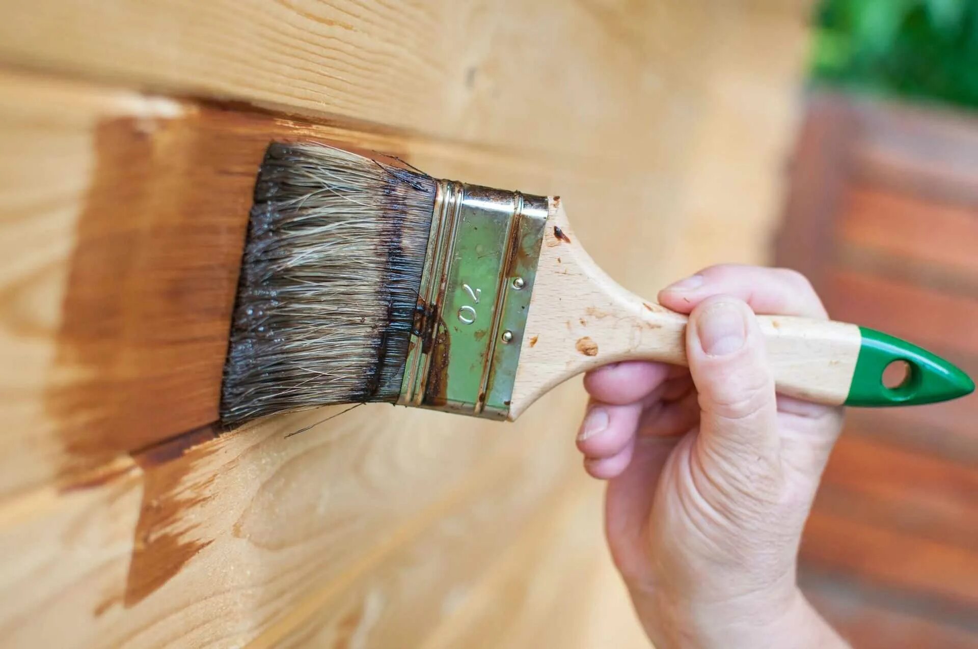 Покраска дома маслом. Окрашивание деревянных поверхностей. Лакокрасочные покрытия для дерева. Краска для деревянных стен. Покрытие краской древесину.
