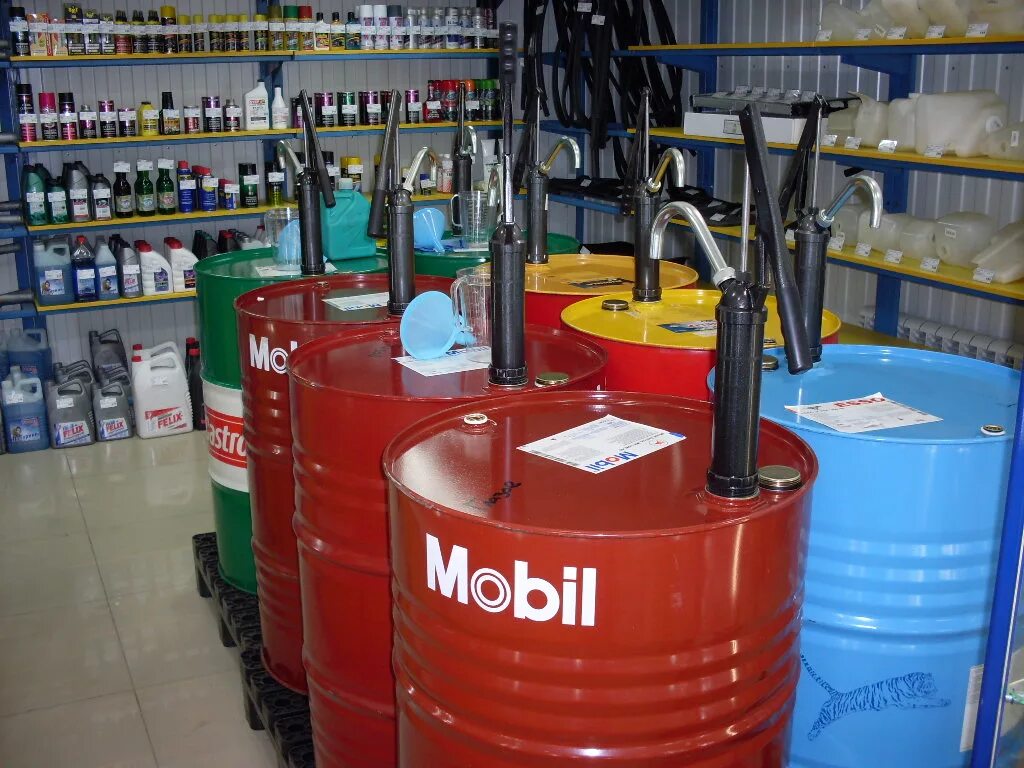 машинное разливное масло. масло на розлив. бочки моторного масла. масло на розлив. автомасла на разлив.