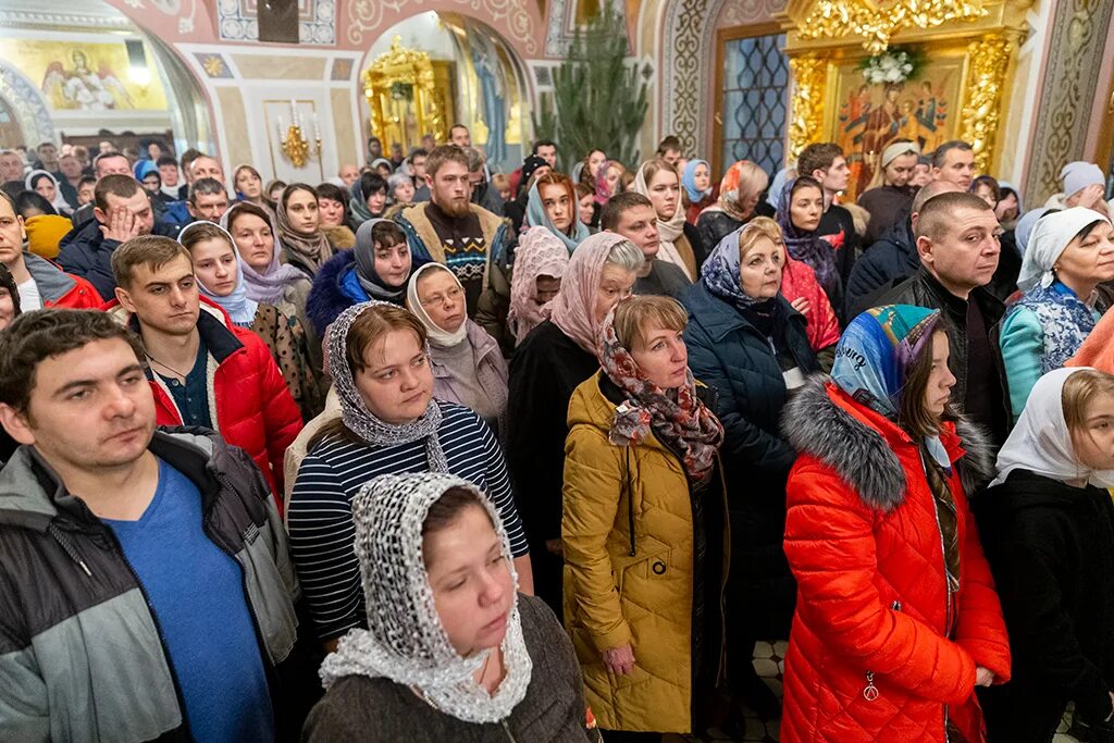 Люди в церкви на Рождество. Злые прихожане. Современный прихожанин.