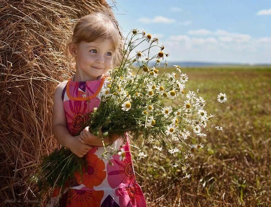 Дети в поле. Девушка с букетом полевых цветов. Фотосессия в ромашках. Девушка с ромашками. Чувствуешь запах лета