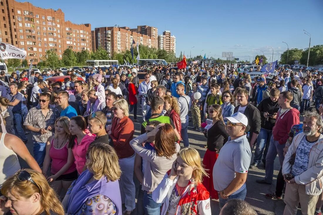 Сколько людей в тольятти. День города Тольятти. Тольятти люди. Город Тольятти люди. Автопарад Тольятти.