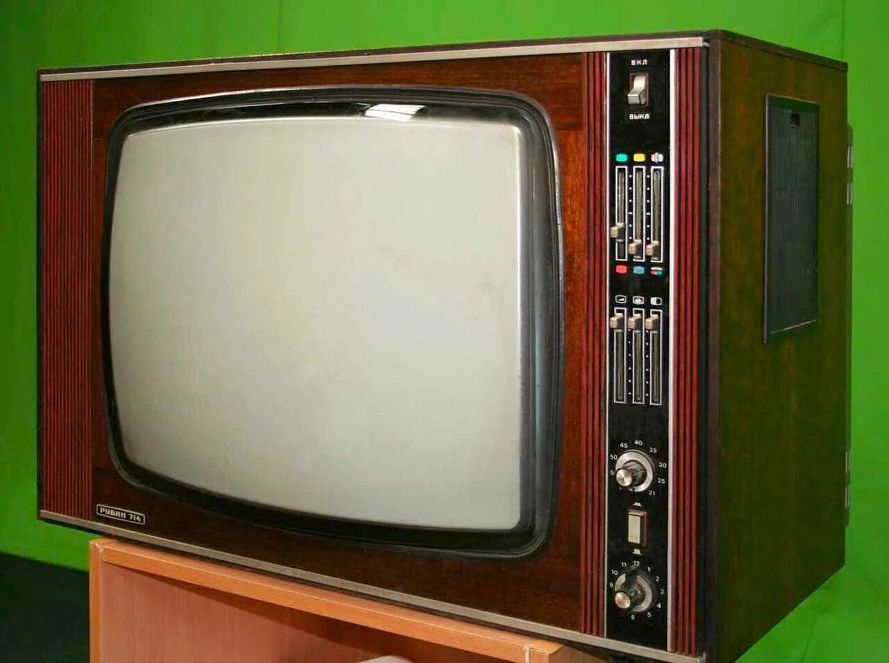 1 телевизор в кредит. Телевизор Рубин 714. Телевизор Рубин СССР 714. Цветной телевизор Рубин 714. Ламповый телевизор Рубин 714.