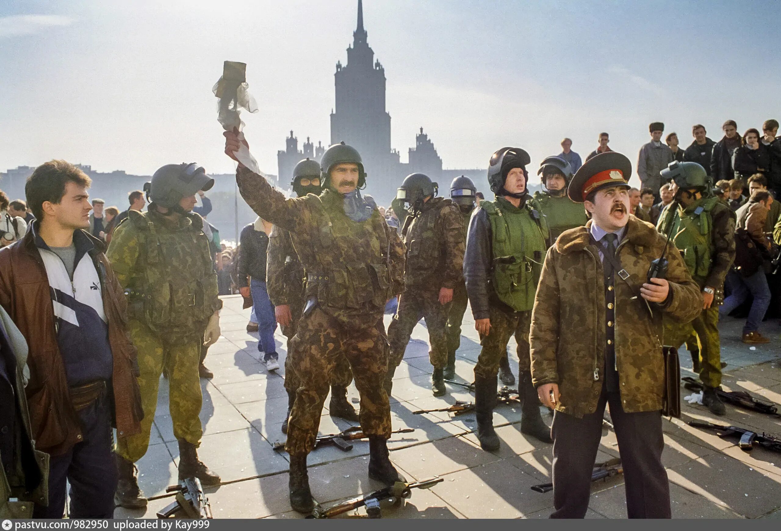 В 1993 россия становится. Штурм белого дома 1993 спецназ. Спецназ путч 1993. Альфа штурмует белый дом 1993.