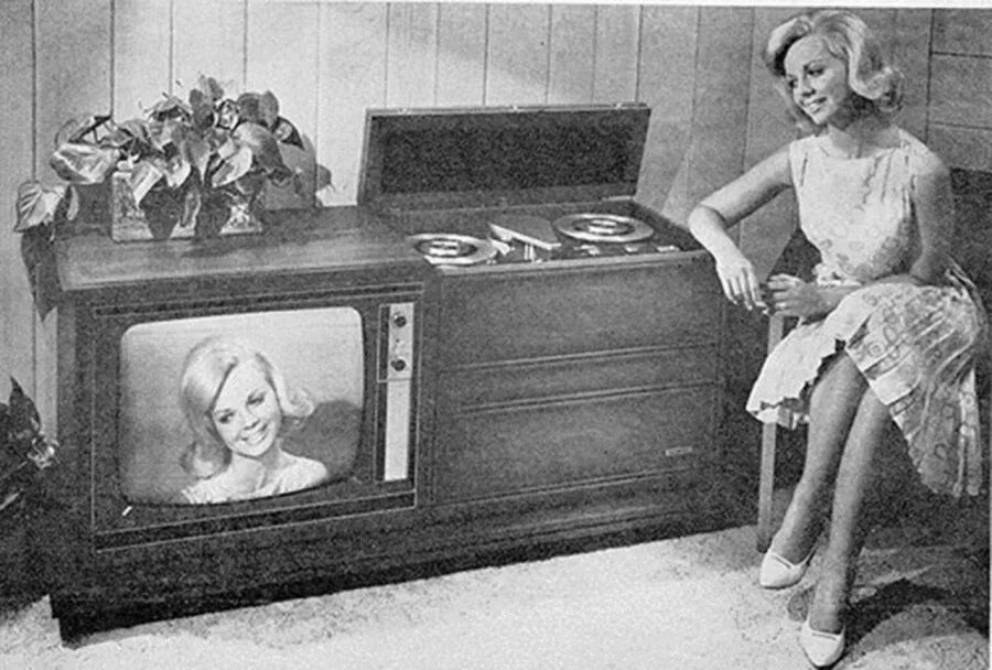 Первый домашний 18. 1956 Компания Ampex продемонстрировала первый в истории видеомагнитофон. Первый в истории видеомагнитофон Ampex. Первый видеомагнитофон Sony. Ampex VR-1000 первый видеомагнитофон.