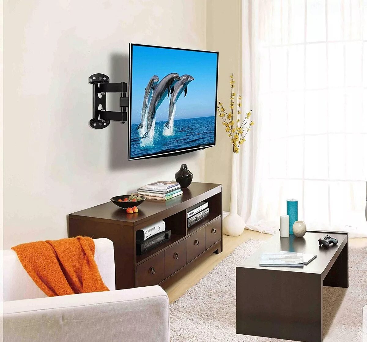 Повесить тв на стену. TV Wall Mount 55 inch. Телевизор на кронштейне в интерьере. Телевизор на поворотном кронштейне в интерьере. Повешать телевизор на стену.