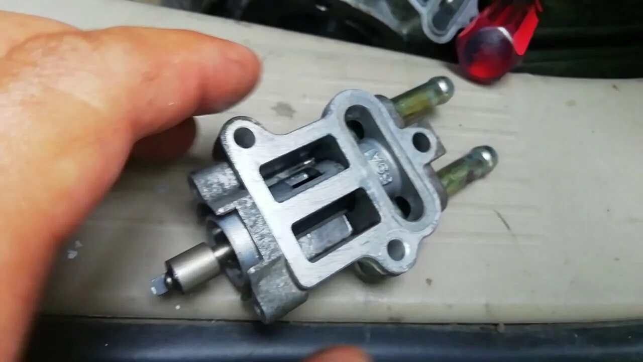 Hyundai accent дроссельная заслонка. Спидометр дачия. Дроссельная заслонка пежо 3008 турбо. Ошибка пила рено дастер. Плавающие холостые обороты рено дастер.